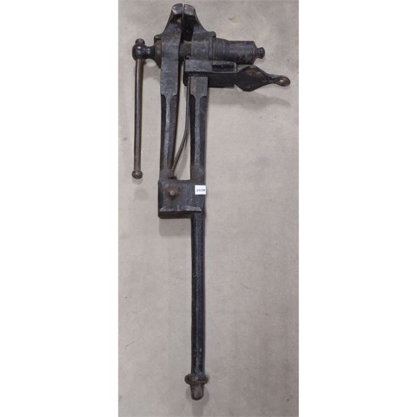 BLACKSMITH POST / LEG VISE