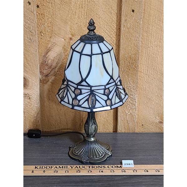 METAL BASE TABLETOP LAMP W/ STAINED GLASS SHADE