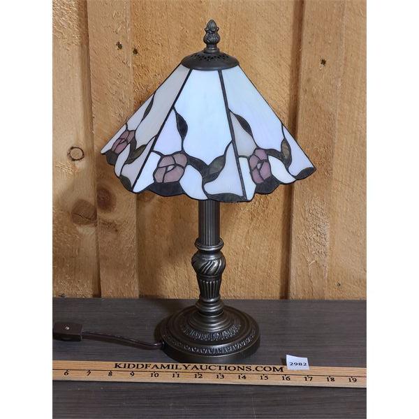 METAL BASE TABLETOP LAMP W/ STAINED GLASS SHADE