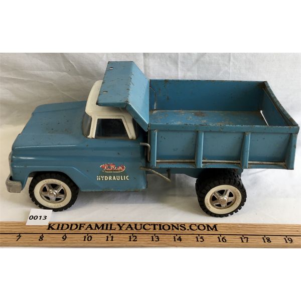 TONKA PRESSED STEEL HYDRAULIC DUMP TRUCK - 13in LONG
