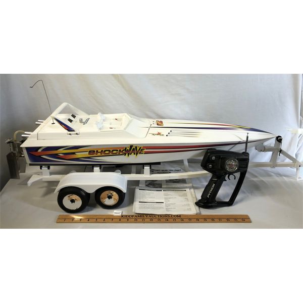 R/C PRO BOAT " SHOCKWAVE" MODEL W/ DYNAMITE NITRO MOTOR