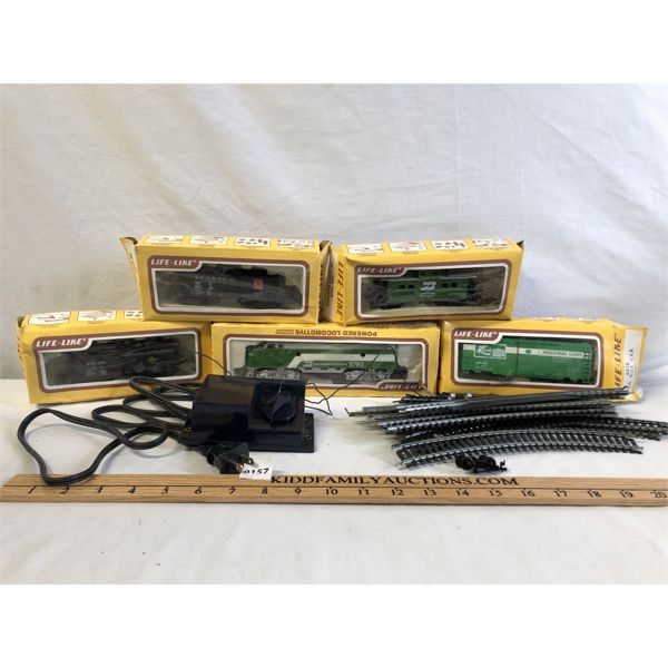 LOT OF 5 - HO SCALE LIFE LIKE BRAND TRAIN CARS W/ TRACK