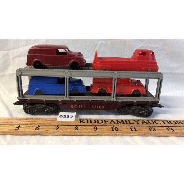 MARX PLASTIC VEHICLE HAULER TRAIN CAR W/ 4 VEHICLES
