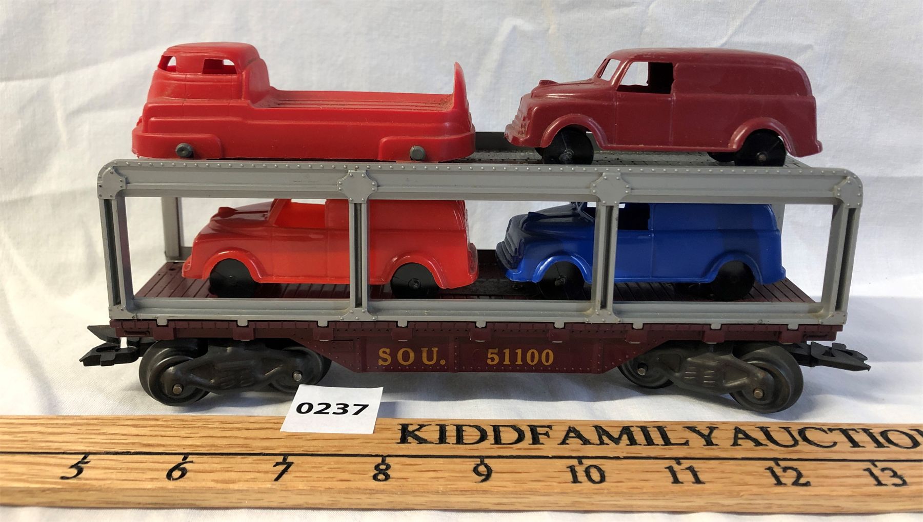 MARX PLASTIC VEHICLE HAULER TRAIN CAR W/ 4 VEHICLES - Kidd Family Auctions