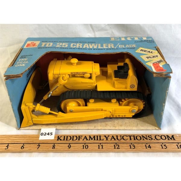 ERTL DIE-CAST TD-25 INTERNATIONAL HARVESTER CRAWLER 