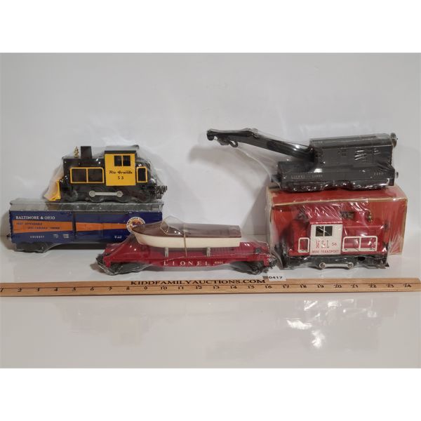 LOT OF 5 - LIONEL TRAIN CARS AND LOCOMOTIVES