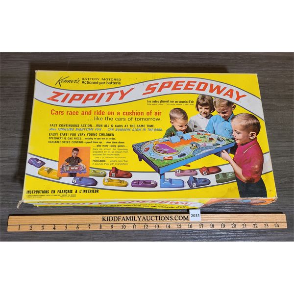 KENNER'S ZIPPITY SPEEDWAY BATTERY OPERATED RACING TOY