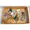 Image 1 : FLAT OF VINTAGE ESTATE JEWELRY