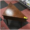 Image 1 : VINTAGE TRIANGLE STOUT STORAGE TABLE