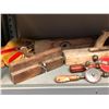 Image 2 : Group of 7 assorted vintage tools - Wooden level/ 2 wooden block planes/ shovel head/ 2 manual hand 