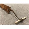 Image 2 : Approx. 6ft long antique Woodsman Timber metal w/ wood handle crosscut saw - 2in teeth