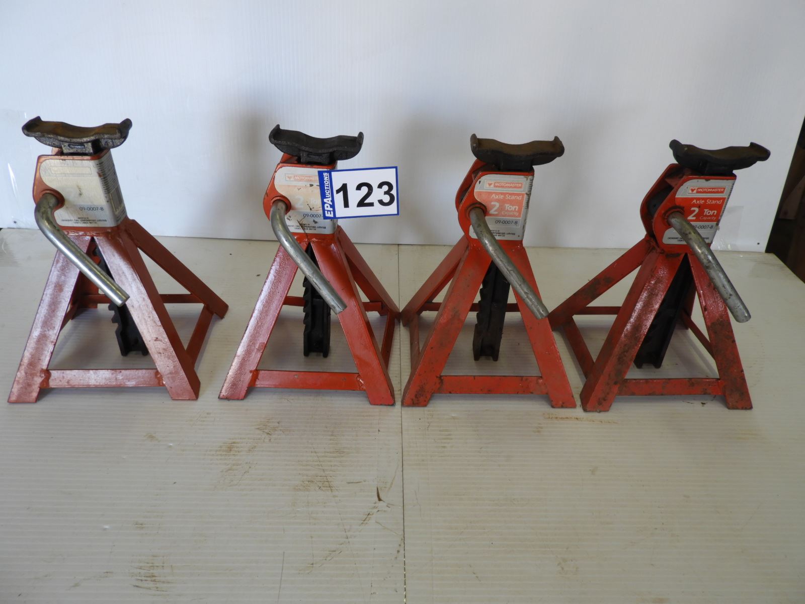 Rusty Axel Stand (4) 2 ton axel stands - all are straight, no bends