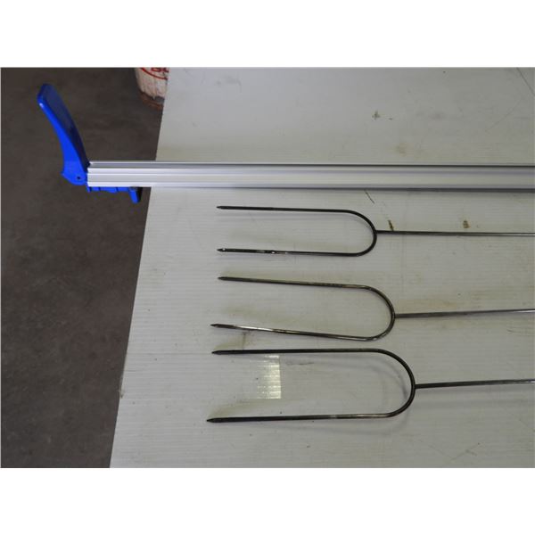 Straight edge cutting tool, (3) BBQ sticks