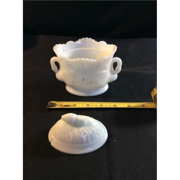 Vintage swan milk glass chip in lid