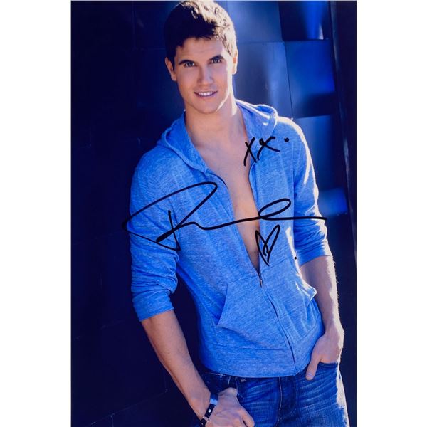Autograph Signed Robbie Amell Photo
