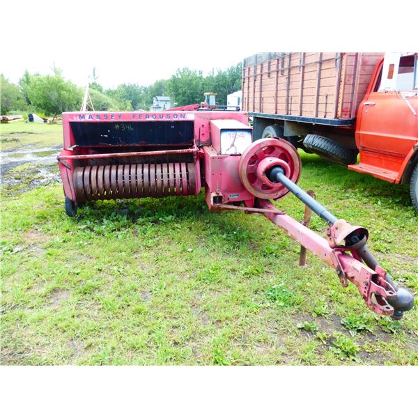 MF 124 sq Baler c/w 1/4 Turn, SN.1474017585