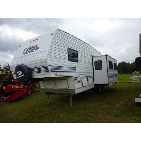 1999 Tahoe by Thor 26RKSS 5th Wheel Holiday Trailer, Awning, 1- Slide, Rear Hitch, 12 1/2 Slide Out