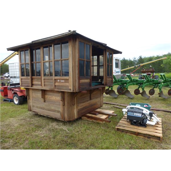 Hot Tub with Cedar Enclosure c/w Pump and Chemicals (Works)