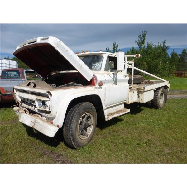 GMC 960 Single Axle, 6 Cyl, 2 Spd, Winch, SN.4C9603606903F (Sold For Parts) Gin Poles