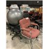 Image 2 : 3 OFFICE CHAIRS AND 2 BARSTOOLS AND EXERCISE BALL