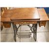 Image 1 : Nostalgia Singer Sewing Machine Model 15CH  [142938]