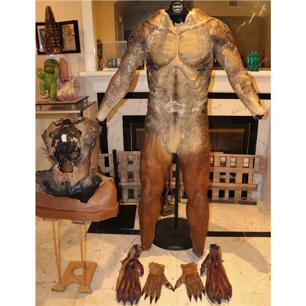 PREDATOR COMPLETE ALIEN EMISSARY BODY SUIT WITH MASK HANDS & FEET SCREEN USED