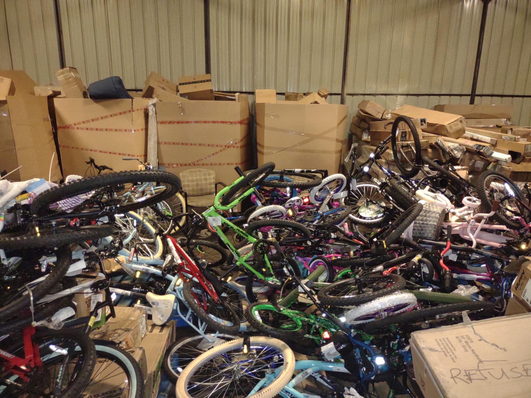 OVERVIEW OF PALLETS & GAYLORDS OF NEW INVENTORY/ BY THE PALLET