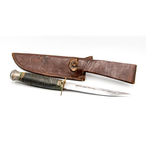 VINTAGE HUNTING KNIFE IN A SHEATH