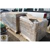 Image 1 : 3 PALLETS OF SHELVE EDGING LOCATED OUTSIDE