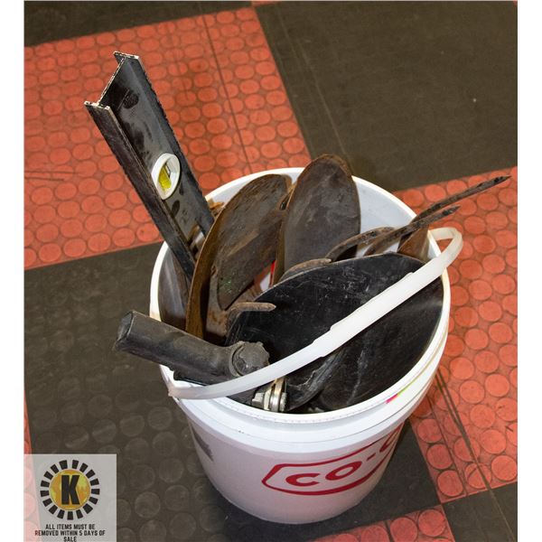 BUCKET OF ASSORTED GARDEN TOOL HEADS