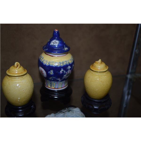 MIXED LOT: JADE TURTLE ON WOOD STAND, CHINESE YELLOW COVERED JARLETS ON WOOD STANDS & CHINESE YELLOW
