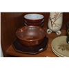 Image 8 : COLLECTION OF BOWLS, PLATES & VASES (12 PCS)
