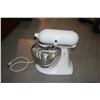 Image 2 : KITCHEN AID CLASSIC STAND MIXER, WHITE W/ATTACHMENTS