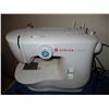 Image 3 : Singer M2100 with stand 23x14