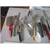Image 2 : Knives + utensils, kitchen related