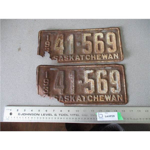 Pair of (1932?) license plates (rusty)