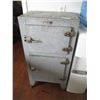 Image 1 : Ice Box (on castors) 20x14x40