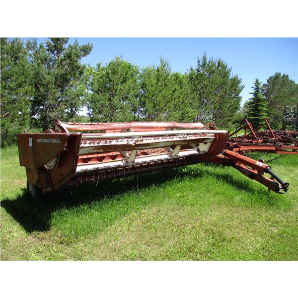 International 1290 Haybine 12ft - working, with Squeeze Rollers (SN 022080C00)