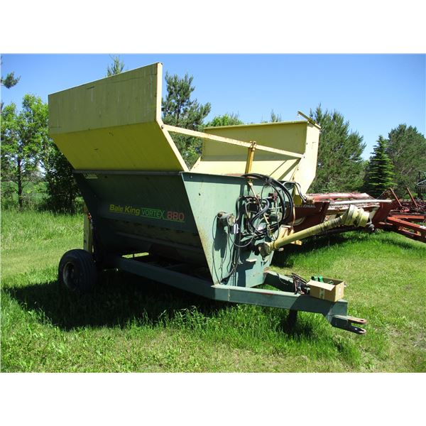 Bale King Vortex 880 Bale Shredder with grain tank (left hand discharge) working good, SN 96771361