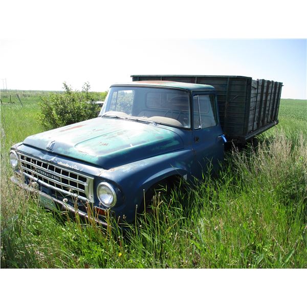 International grain truck 1300 - wooden box + hoist - (scrap)