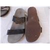 Image 3 : (4) Pairs of Women’s Size 9 Sandals