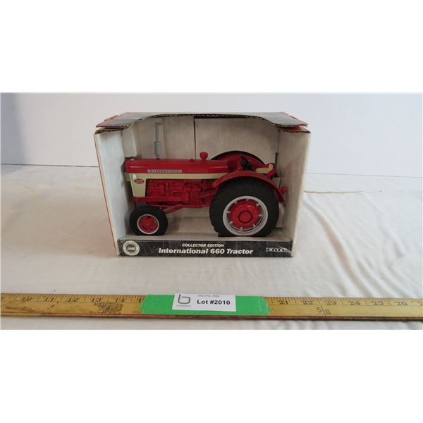 IH 660 Tractor 1:16 in box