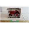 Image 1 : IH 660 Tractor 1:16 in box