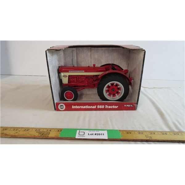 IH 560 Tractor 1:16 in box