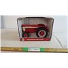 Image 1 : IH 560 Tractor 1:16 in box