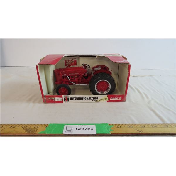 IH 300 Utility Tractor 1:16