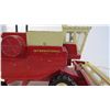 Image 2 : International Model 915 Hydrostatic Combine 1:25