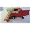 Image 4 : International Model 915 Hydrostatic Combine 1:25