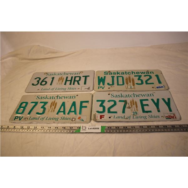 (4) Saskatchewan 2000(PV) + 2008(F), Flower sticker(PV), (Continuous) - License Plates