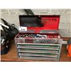 Image 1 : RED METAL 4 DRAWER TOOL BOX WITH CONTENTS OF ASSORTED HAND TOOLS